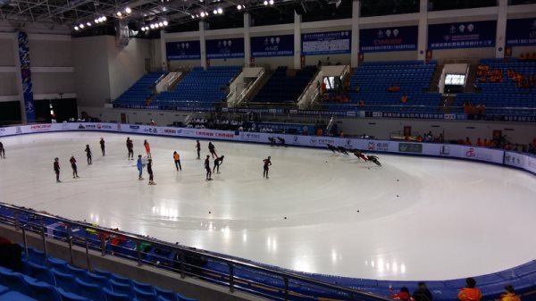 哈尔滨的滑冰场有室内的吗？「赛北冰雕」