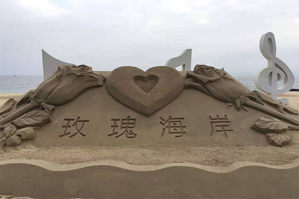 每天忙着建造城堡沙雕“沙雕国王”，你听说过吗？「赛北冰雕」